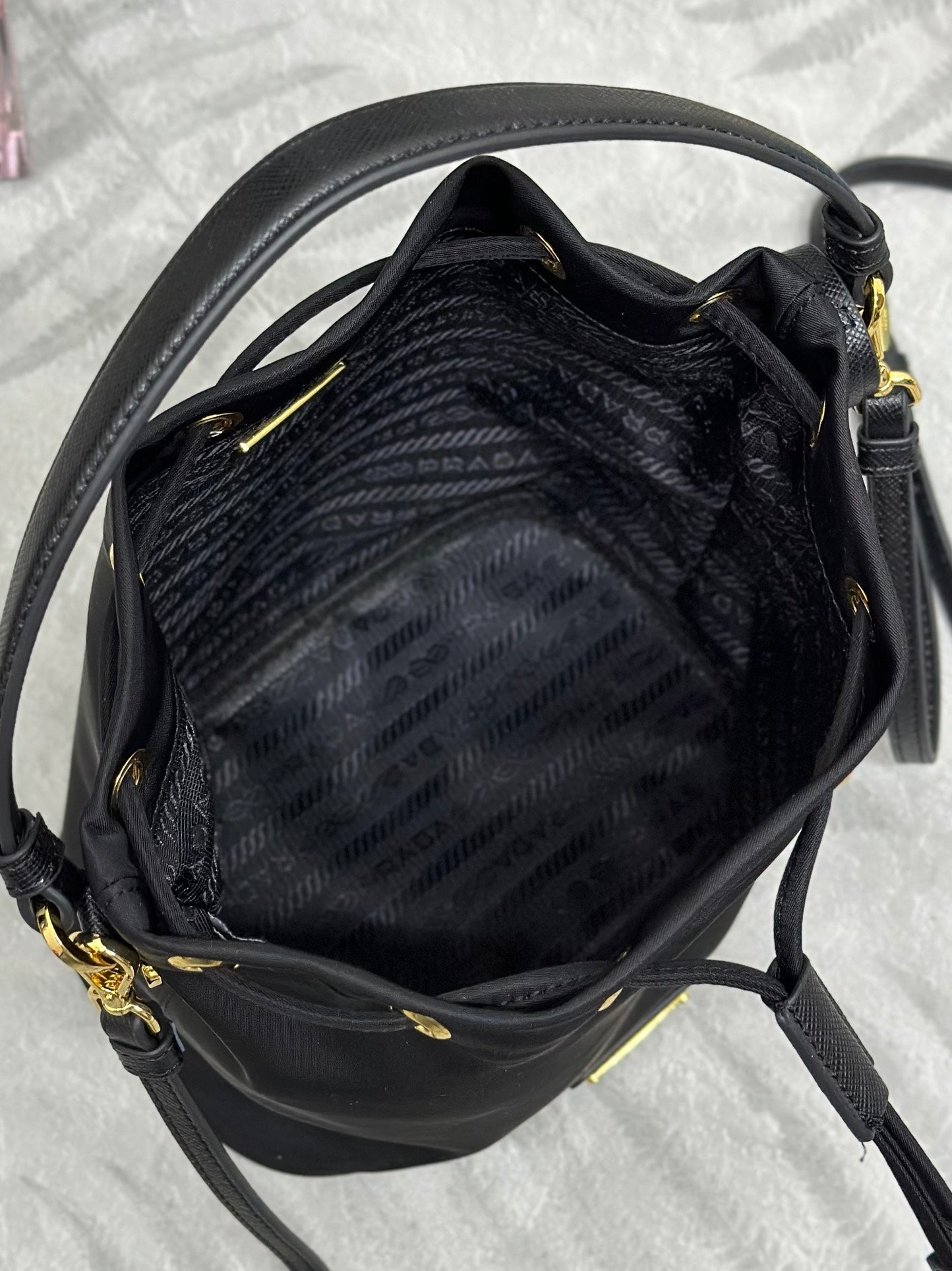 SAC SEAU 19 EN RE-NYLON NOIR ET ANSE EN CUIR DE VEAU