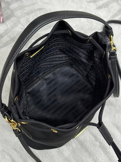 SAC SEAU 19 EN RE-NYLON NOIR ET ANSE EN CUIR DE VEAU