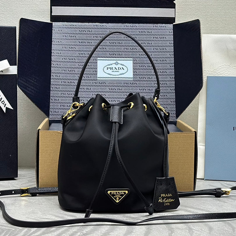 SAC SEAU 19 EN RE-NYLON NOIR ET ANSE EN CUIR DE VEAU