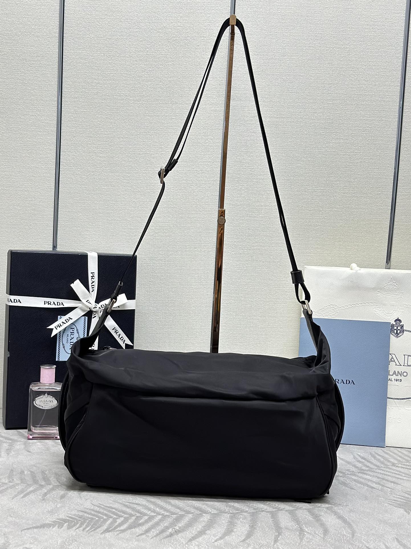 SAC À BANDOULIÈRE 32 EN NOIR RE-NYLON TRIANGLE LOGO