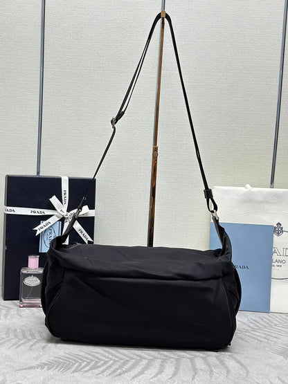 SAC À BANDOULIÈRE 32 EN NOIR RE-NYLON TRIANGLE LOGO