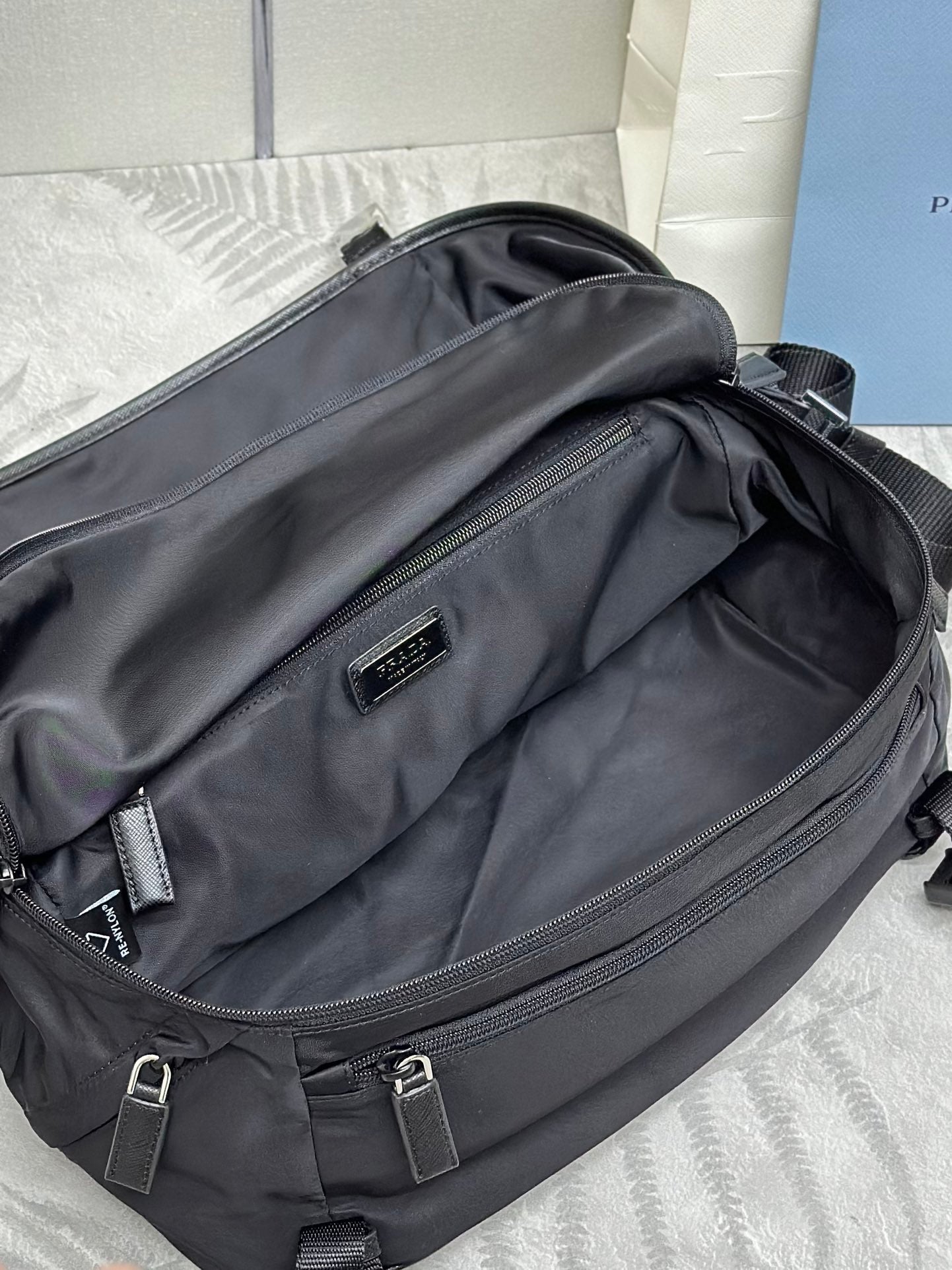 SAC À BANDOULIÈRE 32 EN NOIR RE-NYLON TRIANGLE LOGO