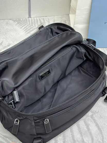 SAC À BANDOULIÈRE 32 EN NOIR RE-NYLON TRIANGLE LOGO