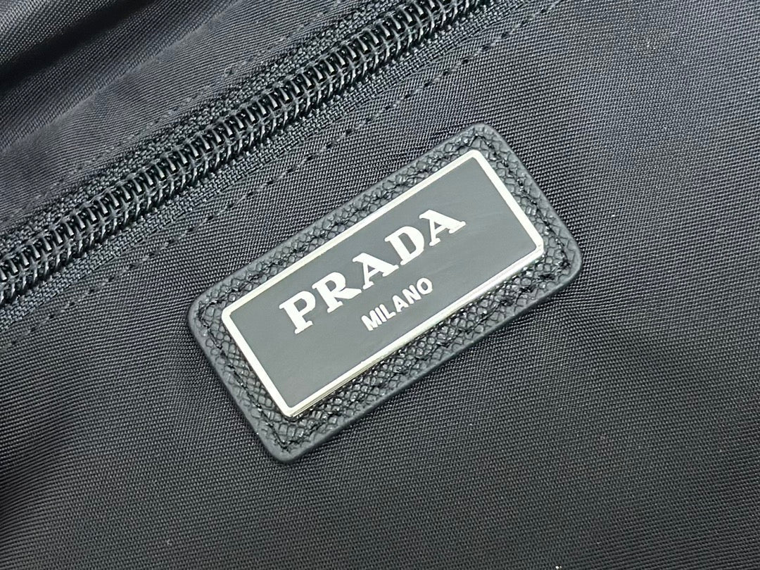 SAC À BANDOULIÈRE 32 EN NOIR RE-NYLON TRIANGLE LOGO