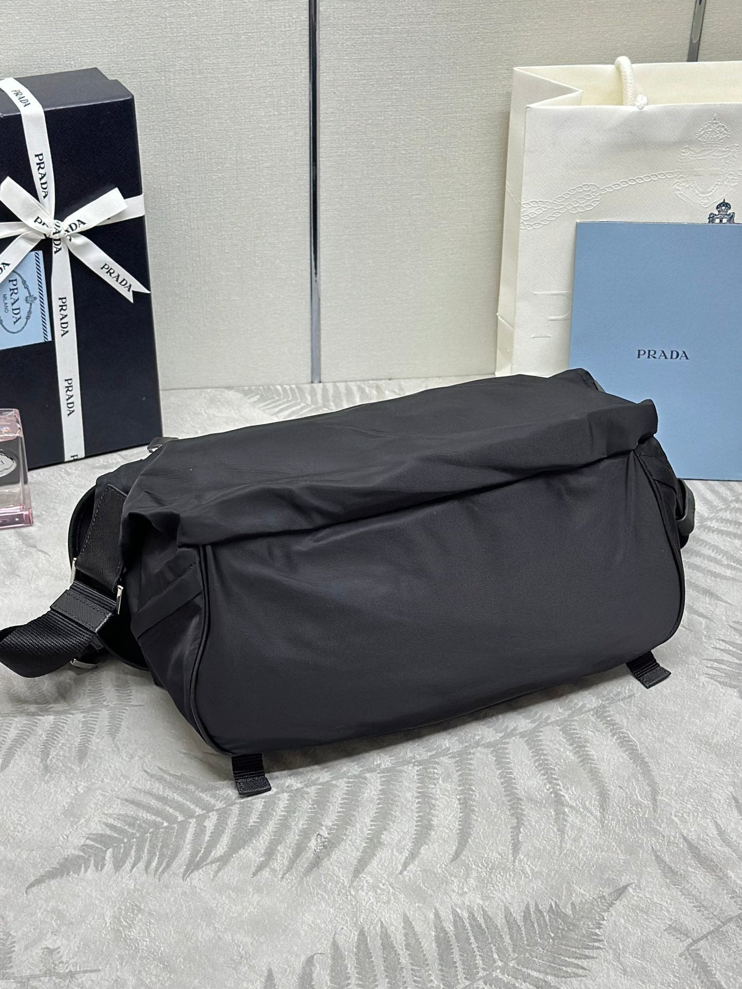 SAC À BANDOULIÈRE 32 EN NOIR RE-NYLON TRIANGLE LOGO