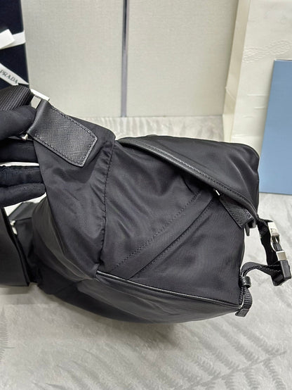 SAC À BANDOULIÈRE 32 EN NOIR RE-NYLON TRIANGLE LOGO