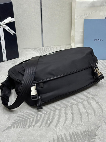 SAC À BANDOULIÈRE 32 EN NOIR RE-NYLON TRIANGLE LOGO