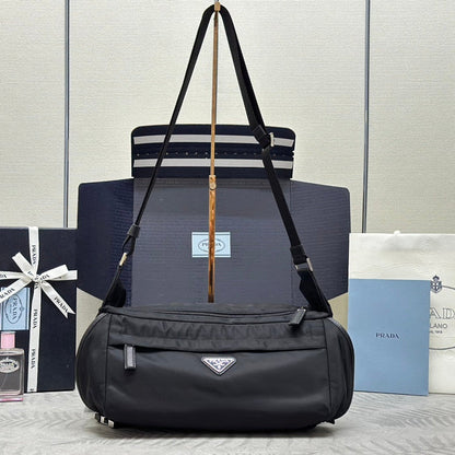 SAC À BANDOULIÈRE 32 EN NOIR RE-NYLON TRIANGLE LOGO