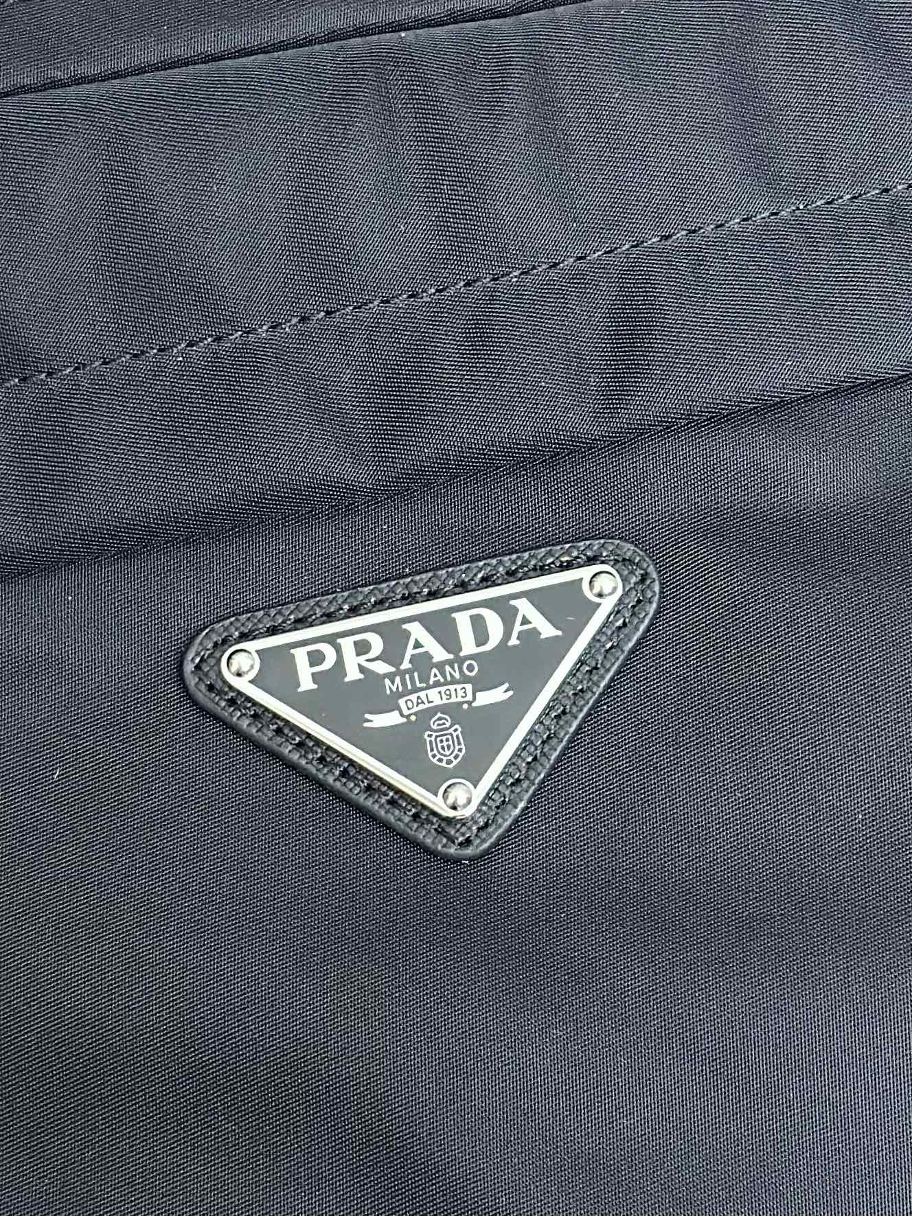 SAC À BANDOULIÈRE 32 EN NOIR RE-NYLON TRIANGLE LOGO
