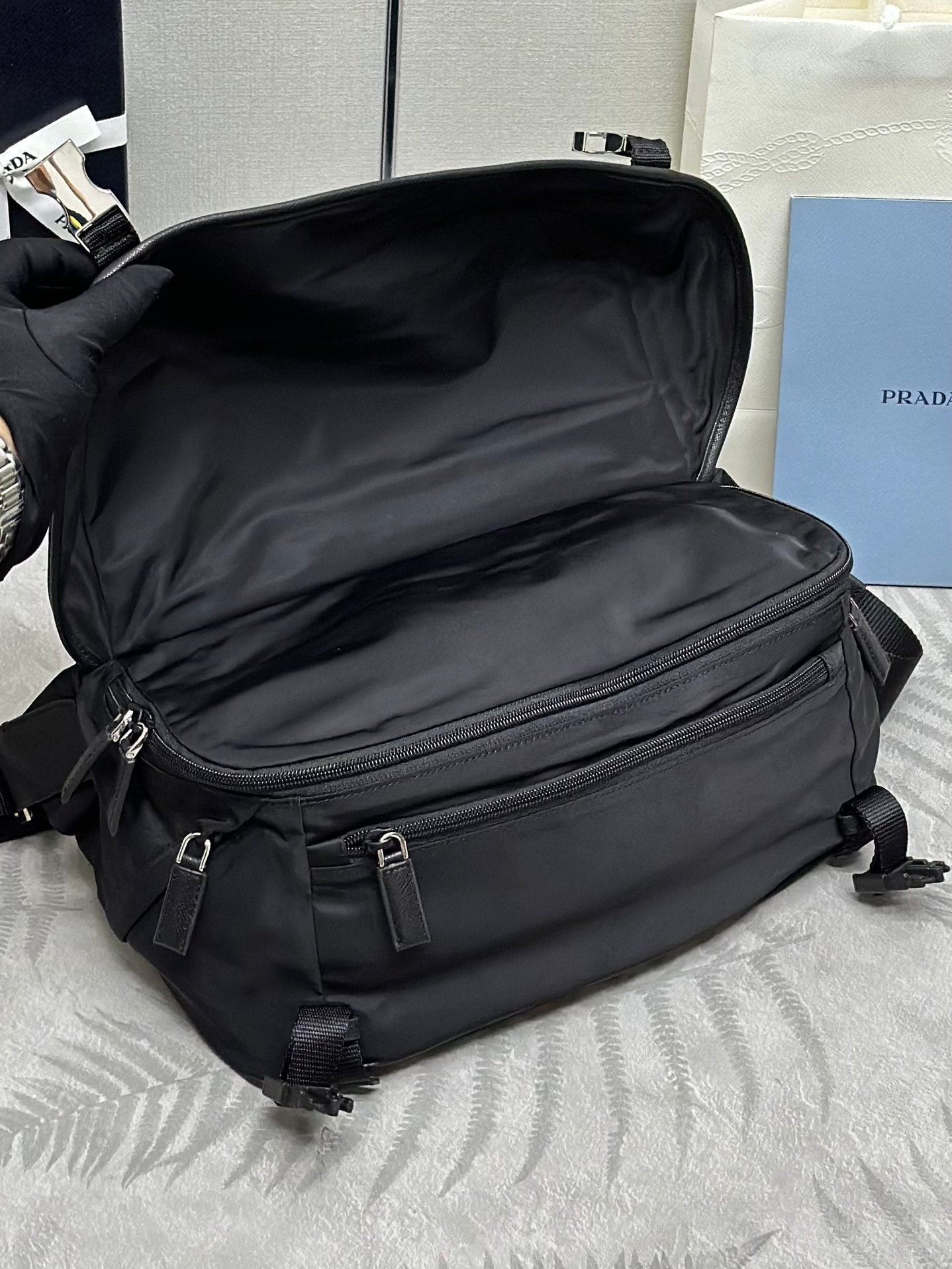 SAC À BANDOULIÈRE 32 EN NOIR RE-NYLON TRIANGLE LOGO