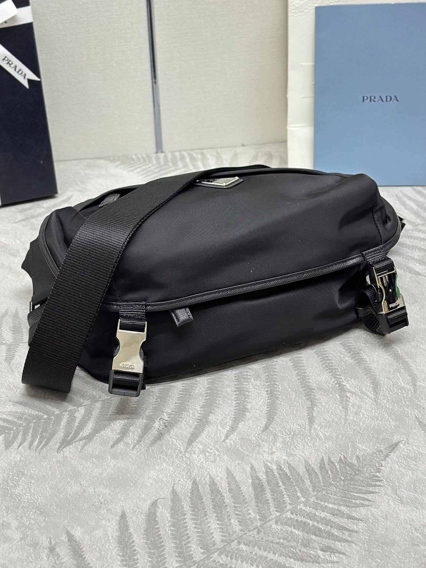 ショルダーバッグ 27 ブラック RE-NYLON トライアングルロゴ
