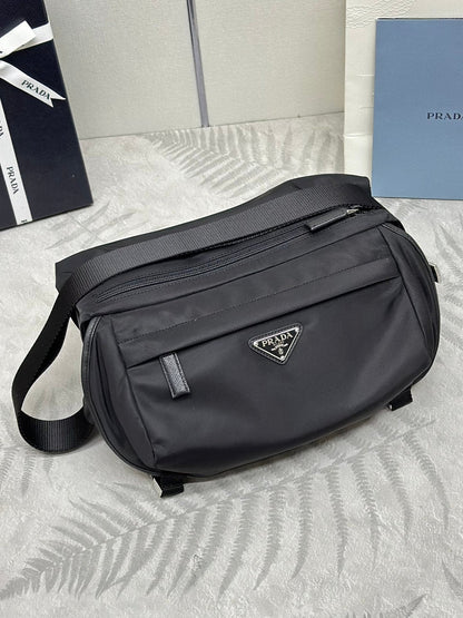 ショルダーバッグ 27 ブラック RE-NYLON トライアングルロゴ