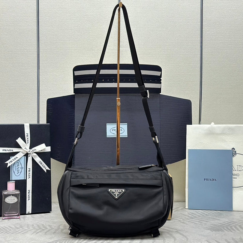 ショルダーバッグ 27 ブラック RE-NYLON トライアングルロゴ