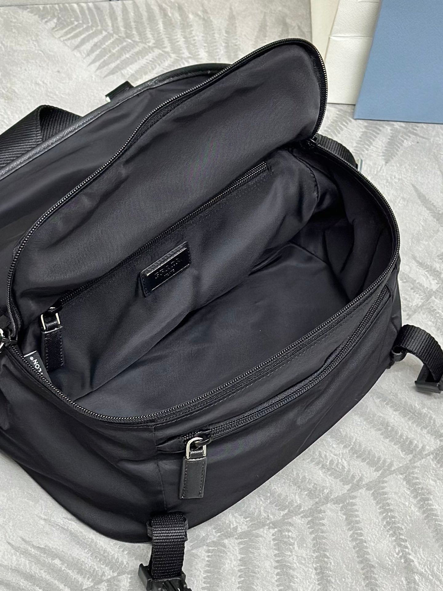 ショルダーバッグ 27 ブラック RE-NYLON トライアングルロゴ