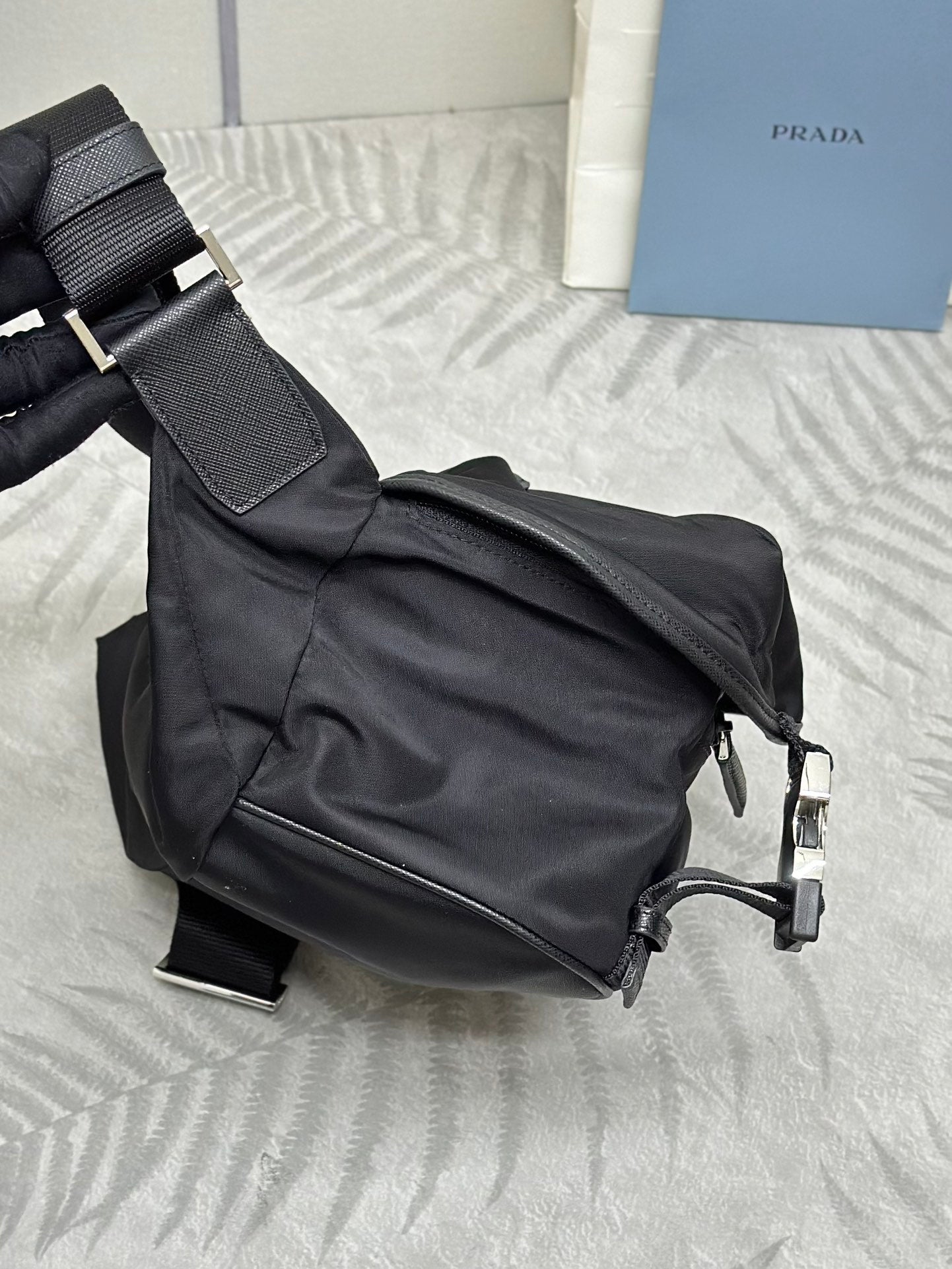 ショルダーバッグ 27 ブラック RE-NYLON トライアングルロゴ