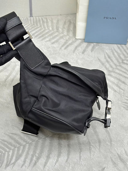 ショルダーバッグ 27 ブラック RE-NYLON トライアングルロゴ