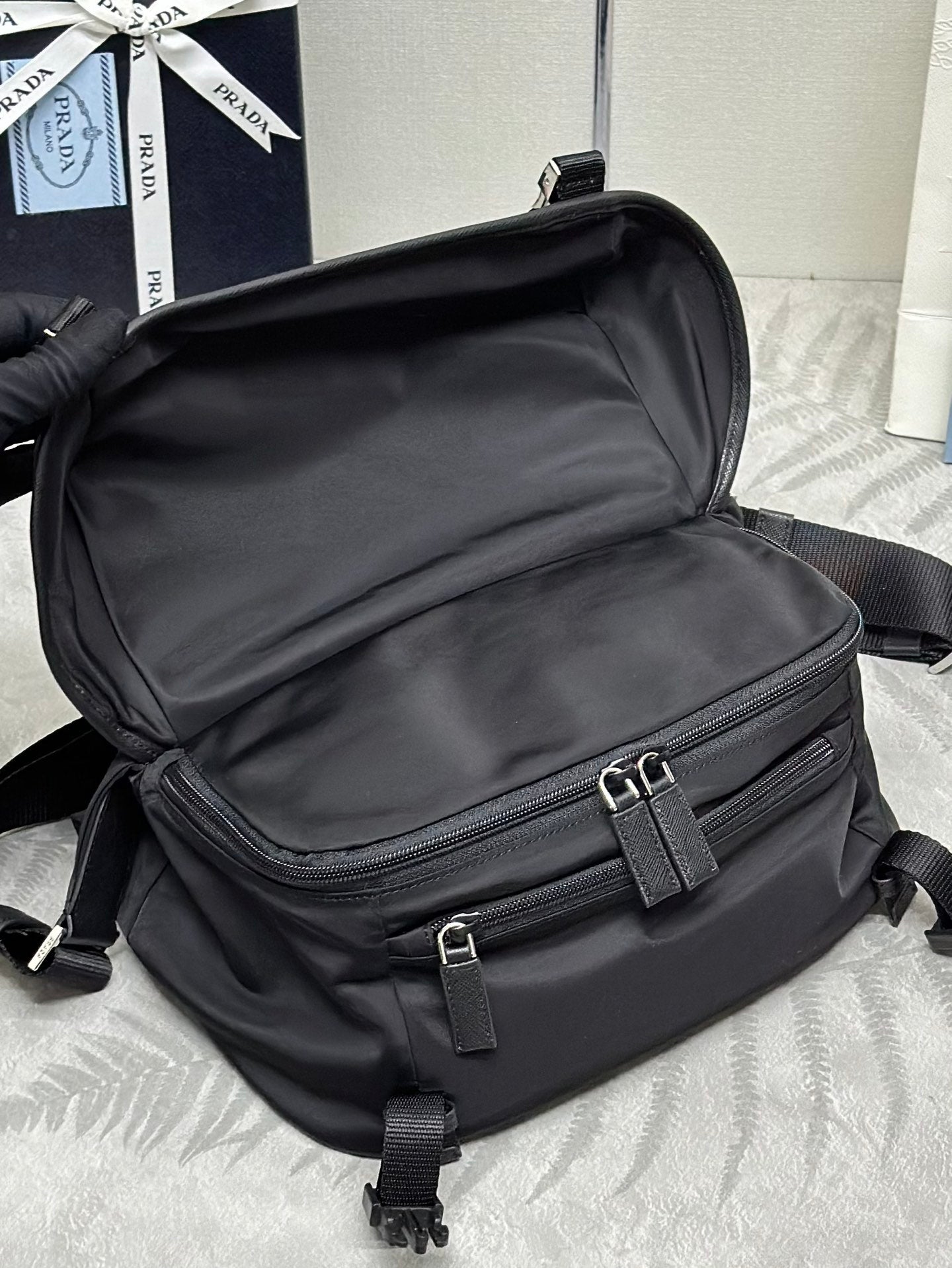 ショルダーバッグ 27 ブラック RE-NYLON トライアングルロゴ