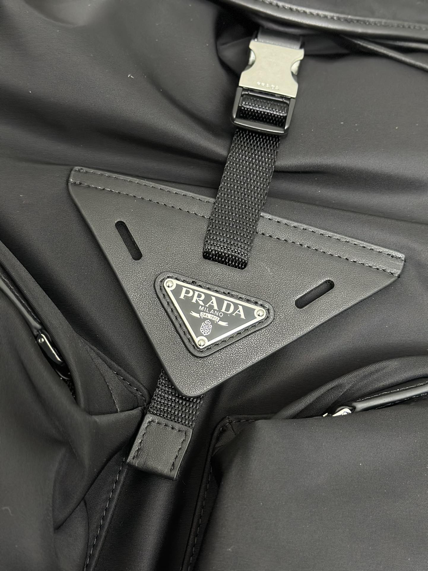 SAC À DOS À LOGO TRIANGLE 42 EN RE-NYLON NOIR