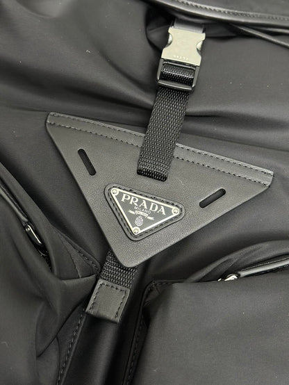 SAC À DOS À LOGO TRIANGLE 42 EN RE-NYLON NOIR