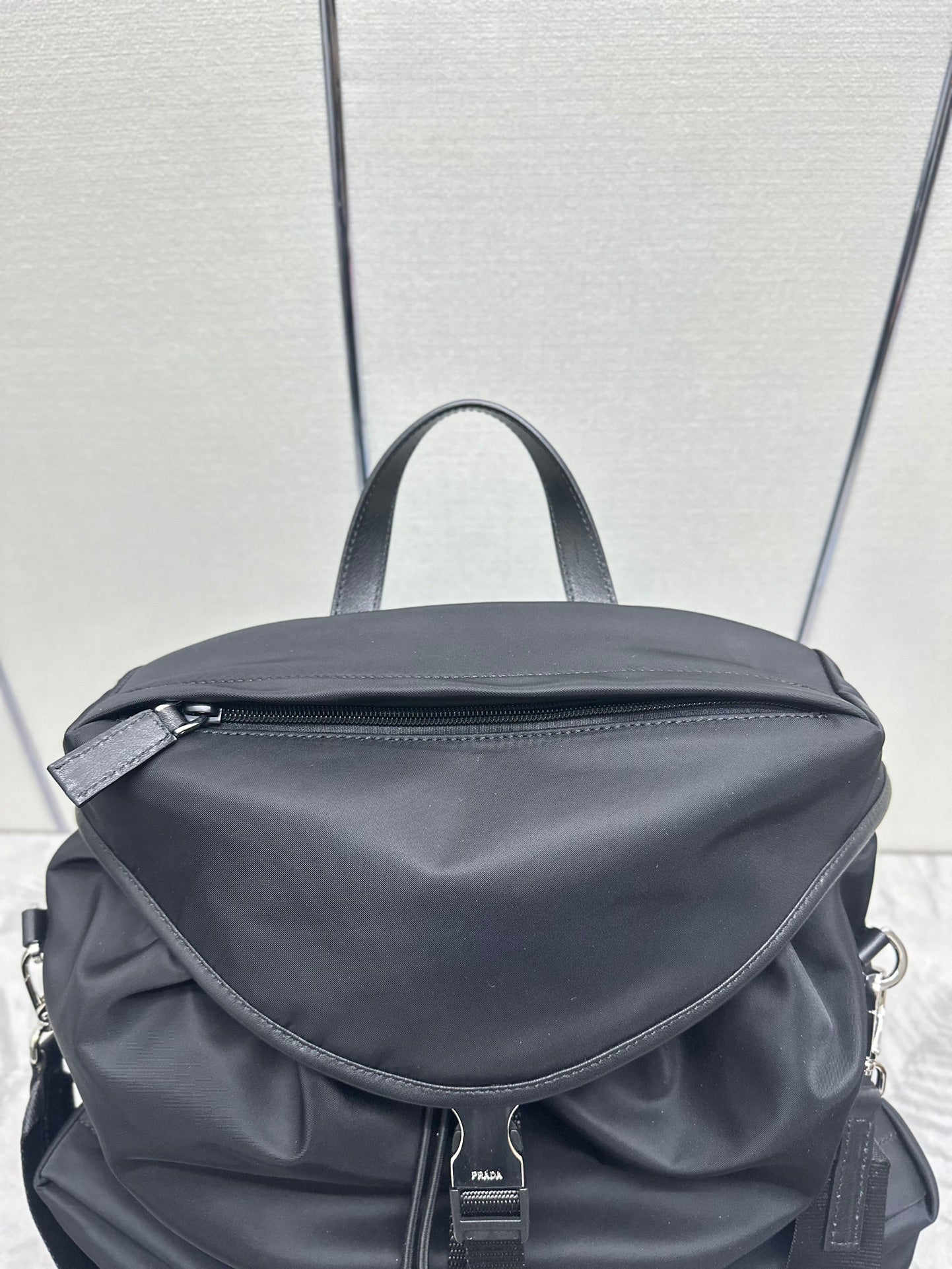 SAC À DOS À LOGO TRIANGLE 42 EN RE-NYLON NOIR