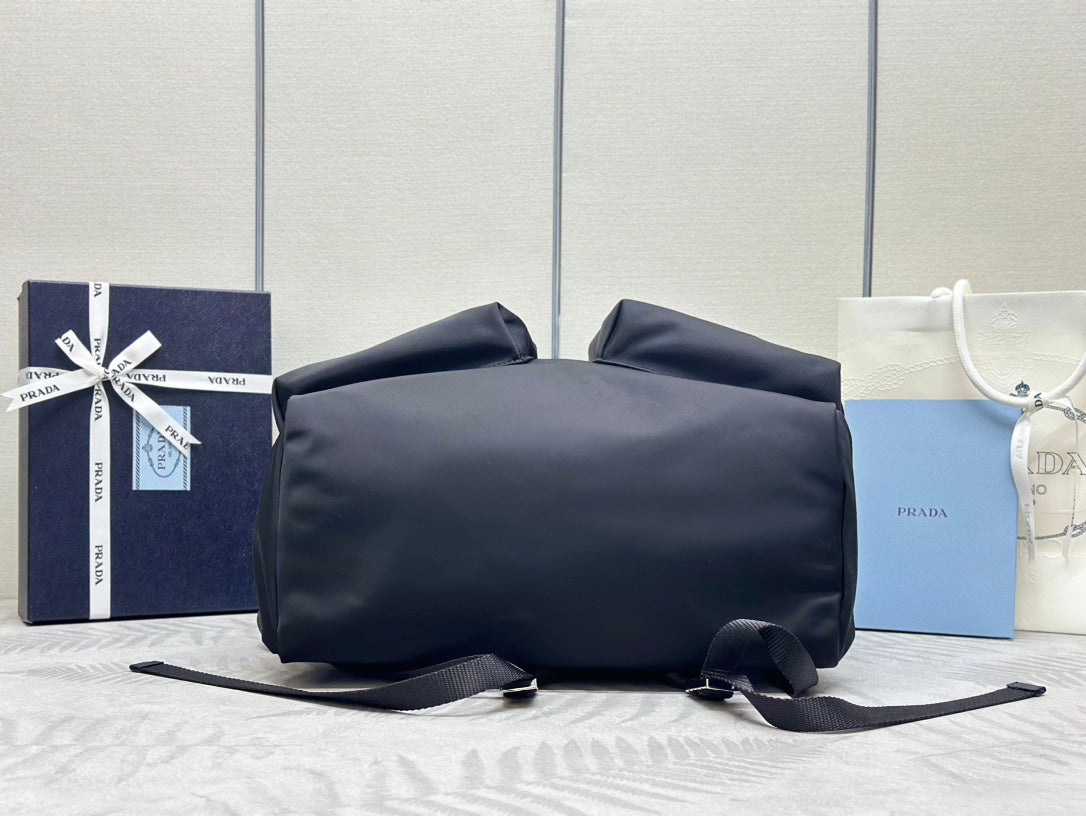 SAC À DOS À LOGO TRIANGLE 42 EN RE-NYLON NOIR