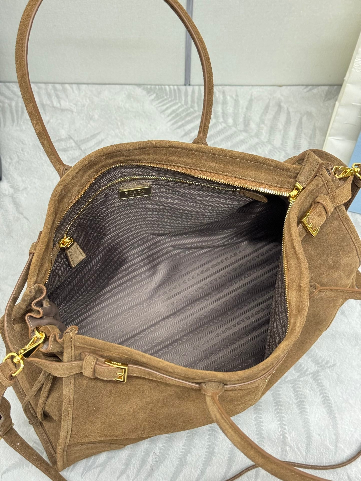 SAC CABAS AVEC CEINTURE 42 EN DAIM MARRON ROUGE QUINCAILLERIE DORÉ