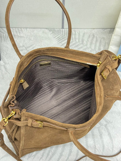 SAC CABAS AVEC CEINTURE 42 EN DAIM MARRON ROUGE QUINCAILLERIE DORÉ