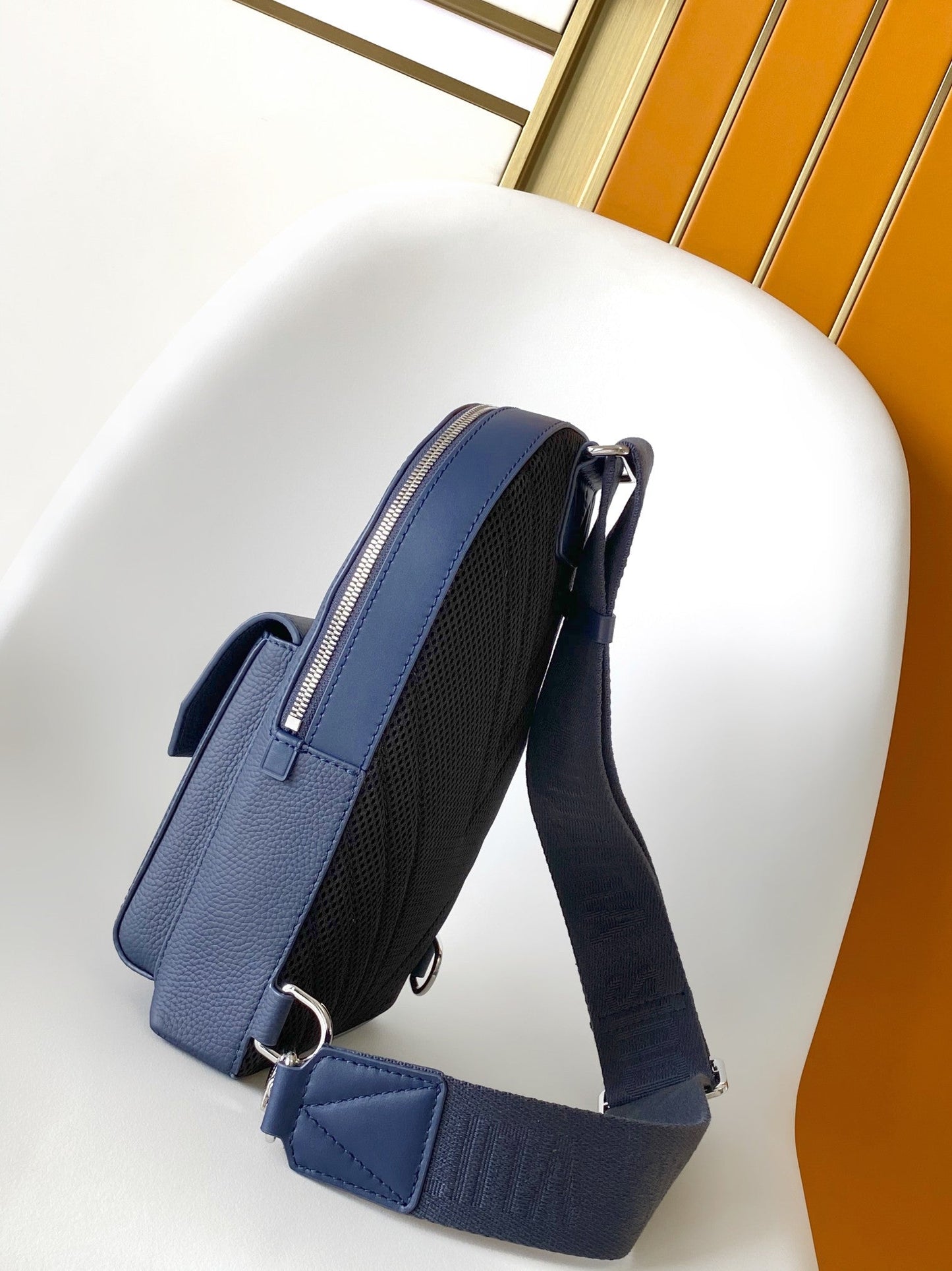 SAC À BANDOULIÈRE PILOT 30 EN CUIR DE VEAU BLEU MARINE