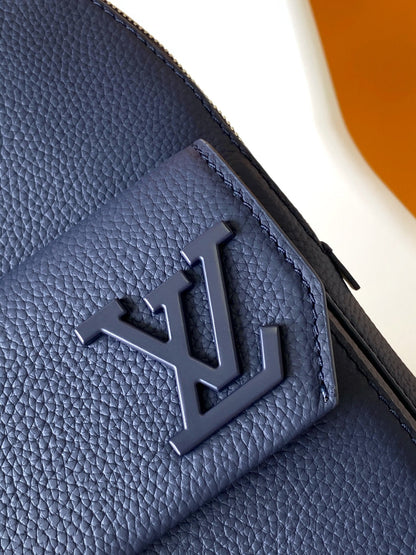 SAC À BANDOULIÈRE PILOT 30 EN CUIR DE VEAU BLEU MARINE