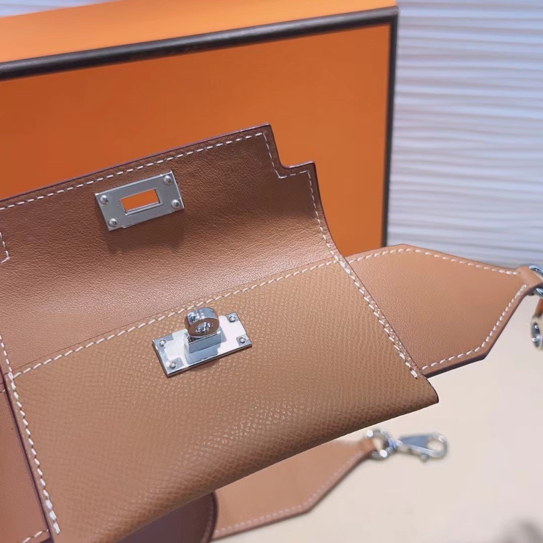 Bandoulière Kelly Pocket 50 mm en cuir Epsom marron avec quincaillerie argentée 