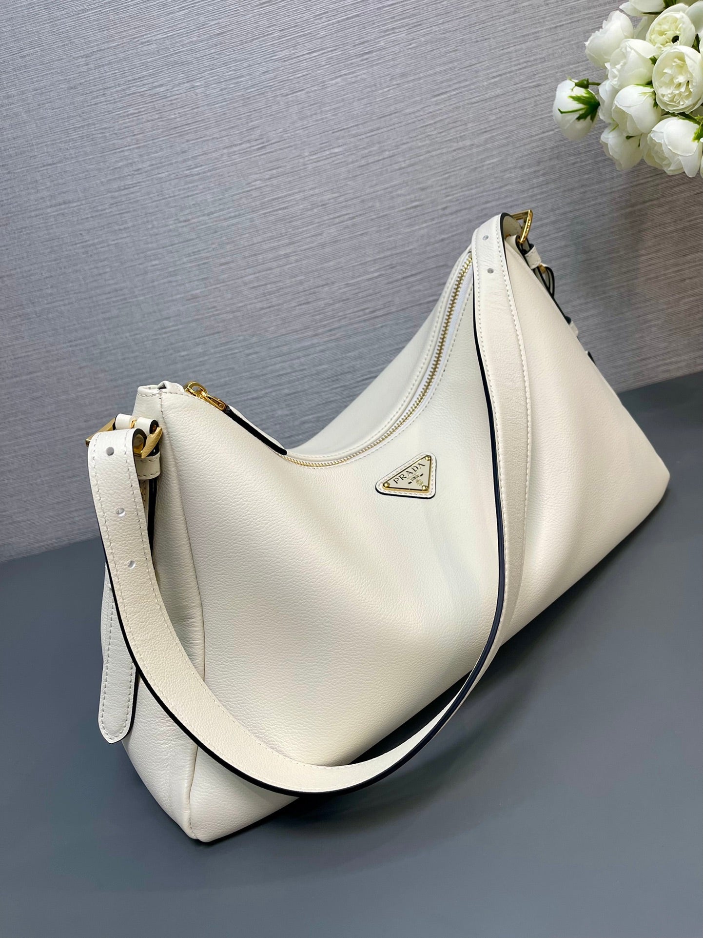 GRAND SAC HOBO 39 EN CUIR D'AGNEAU SOUPLE BLANC