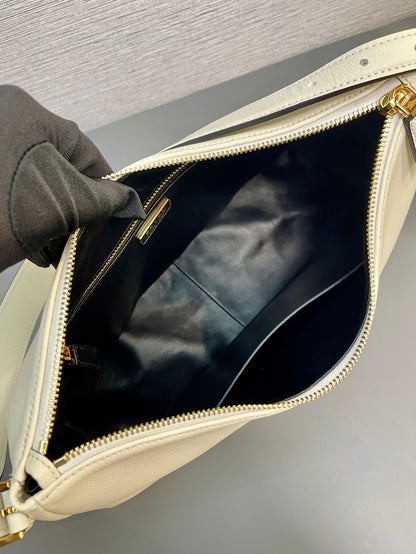 GRAND SAC HOBO 39 EN CUIR D'AGNEAU SOUPLE BLANC