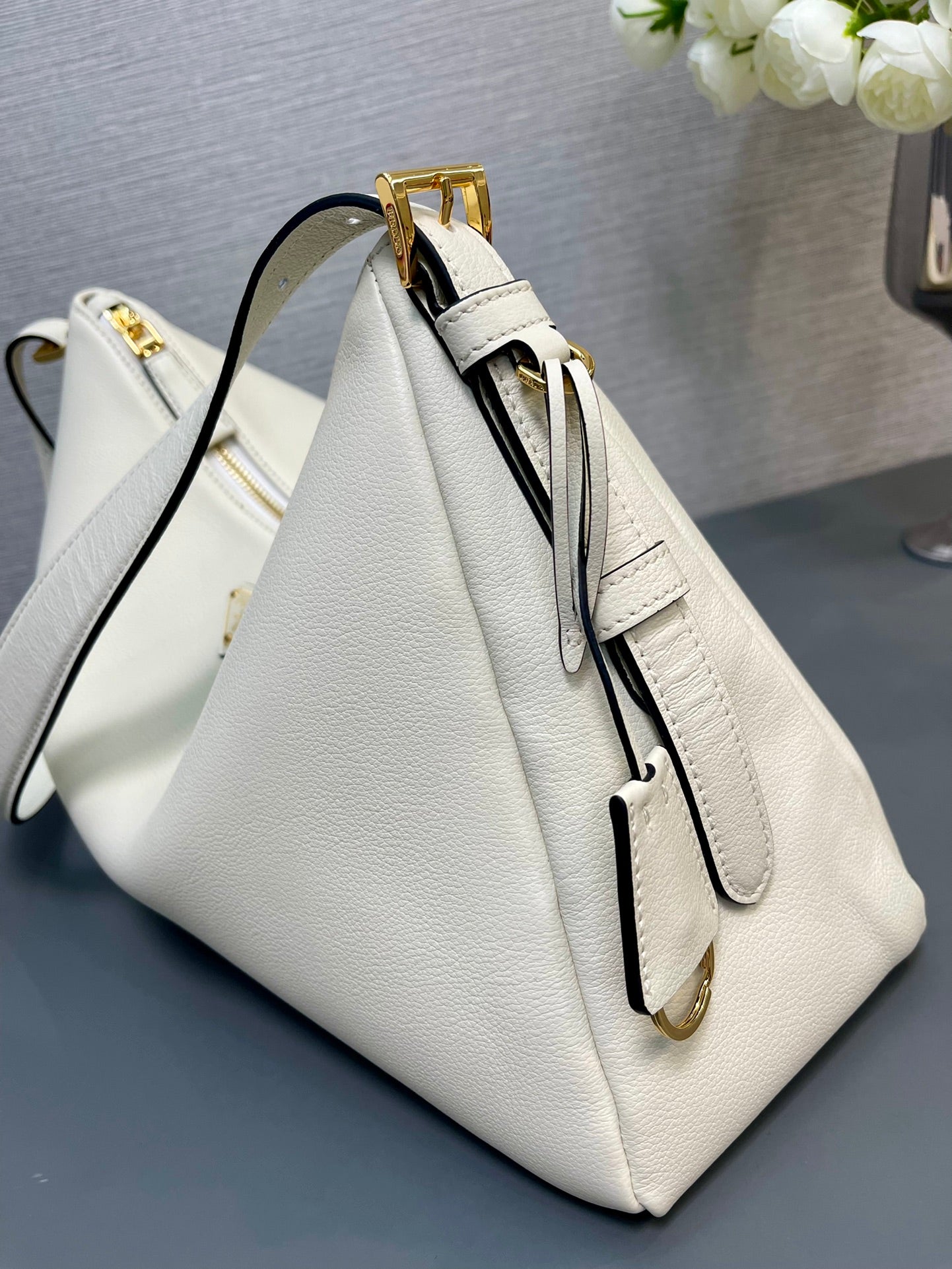 GRAND SAC HOBO 39 EN CUIR D'AGNEAU SOUPLE BLANC