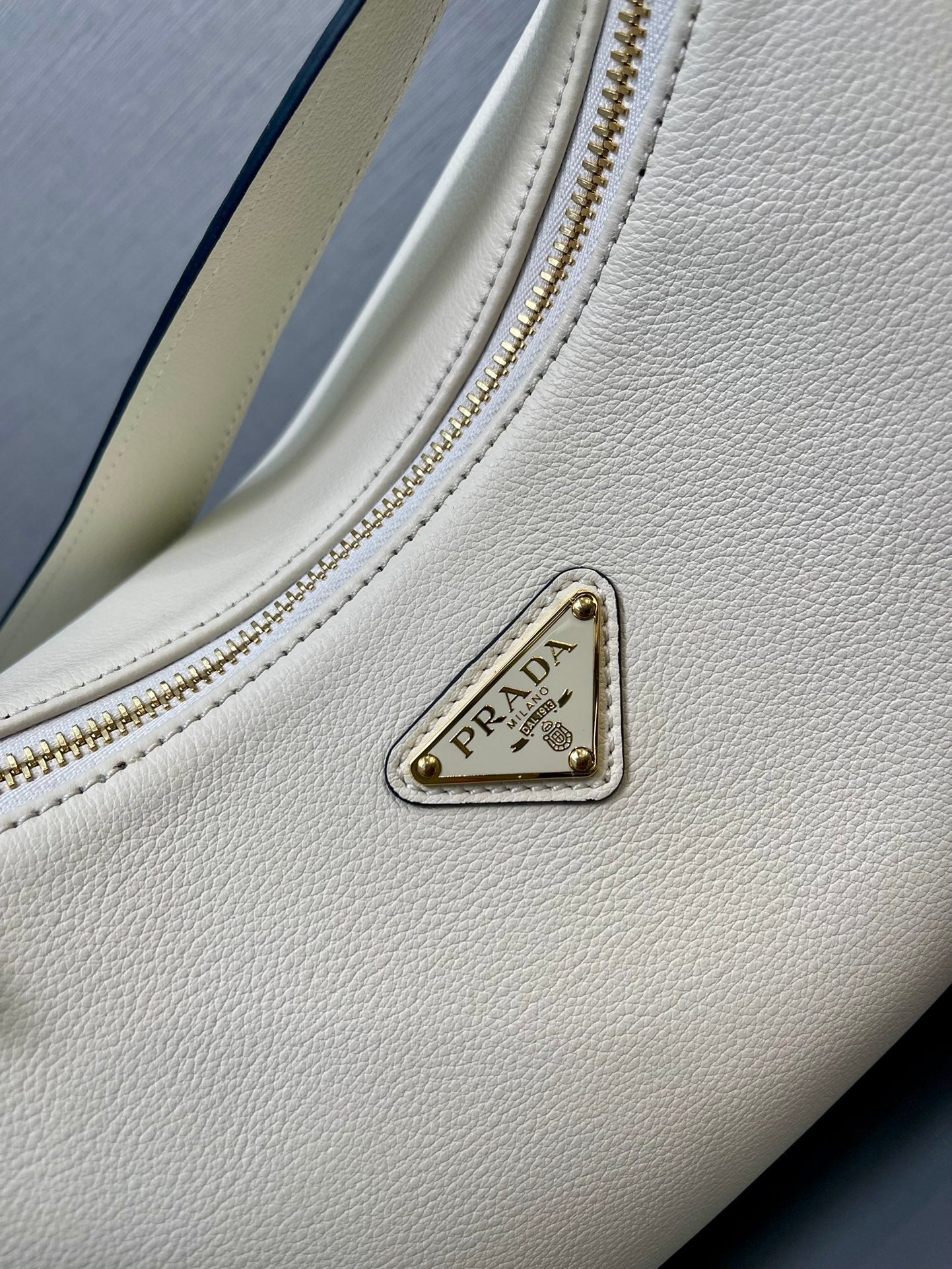 GRAND SAC HOBO 39 EN CUIR D'AGNEAU SOUPLE BLANC