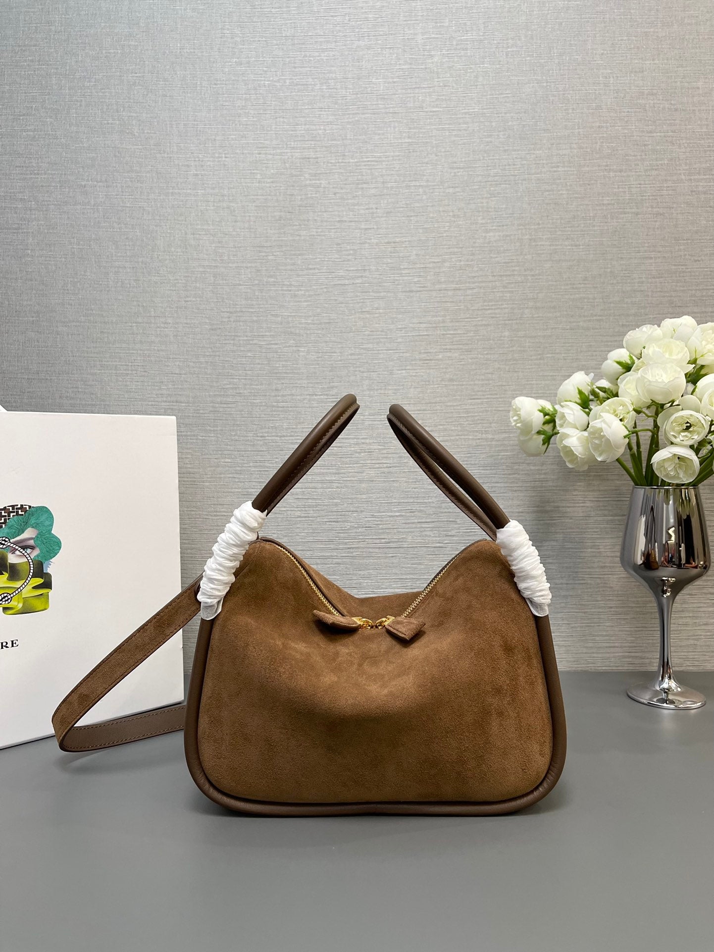 SAC BOWLING 25 EN DAIM MARRON CENDRÉ ET BORDURE EN CUIR DE VEAU LOGO DORÉ