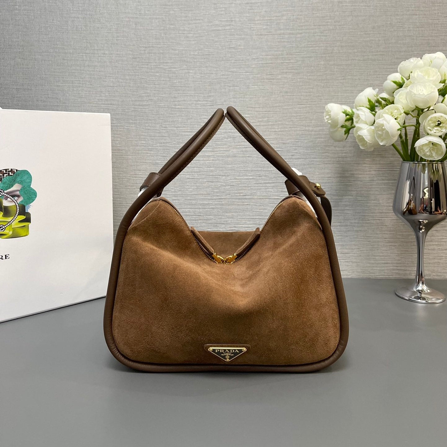 SAC BOWLING 25 EN DAIM MARRON CENDRÉ ET BORDURE EN CUIR DE VEAU LOGO DORÉ