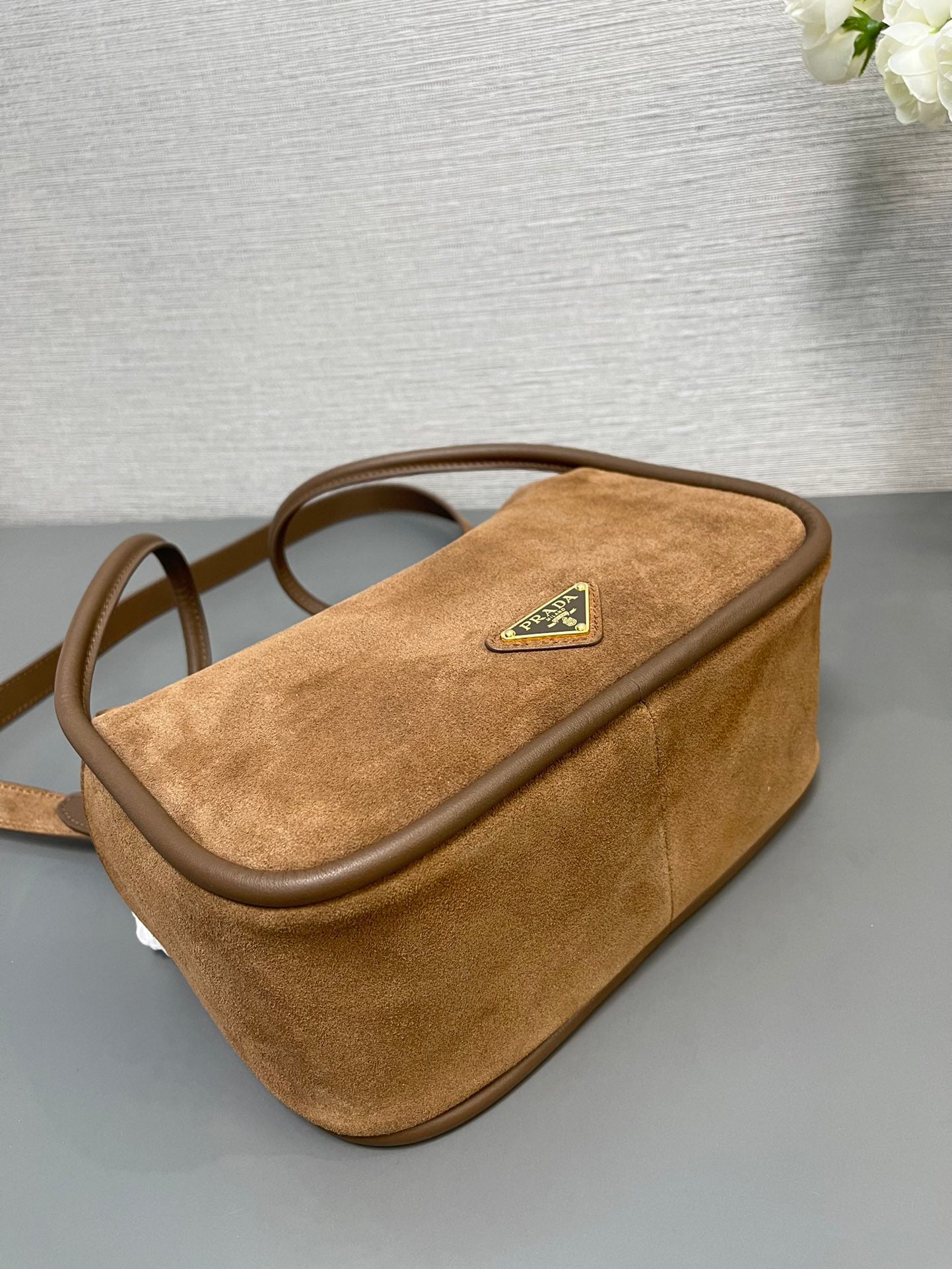 SAC BOWLING 25 EN DAIM MARRON CENDRÉ ET BORDURE EN CUIR DE VEAU LOGO DORÉ