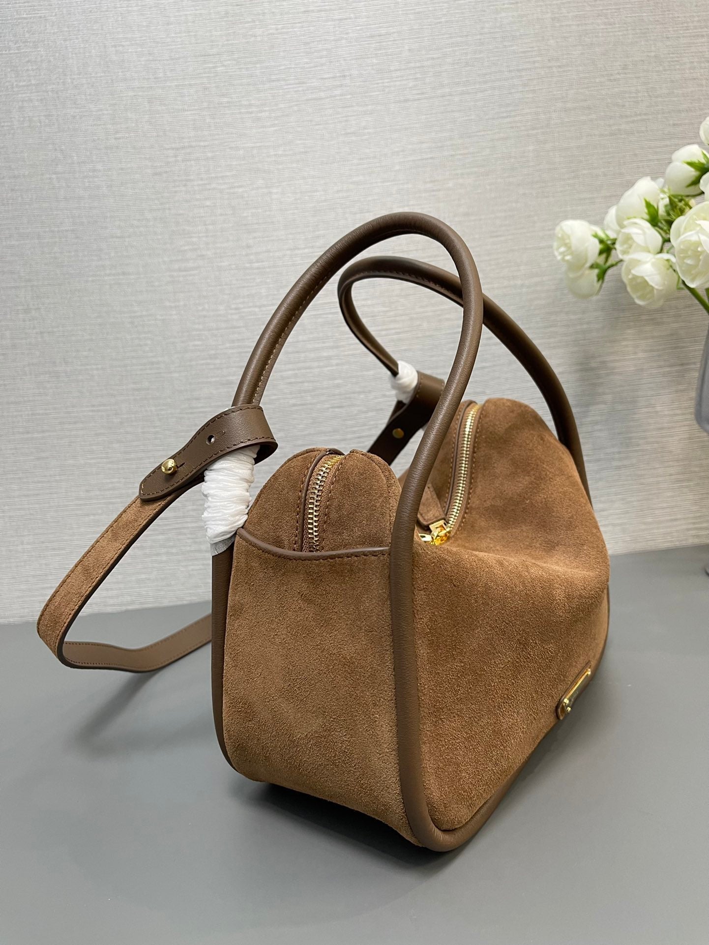 SAC BOWLING 25 EN DAIM MARRON CENDRÉ ET BORDURE EN CUIR DE VEAU LOGO DORÉ