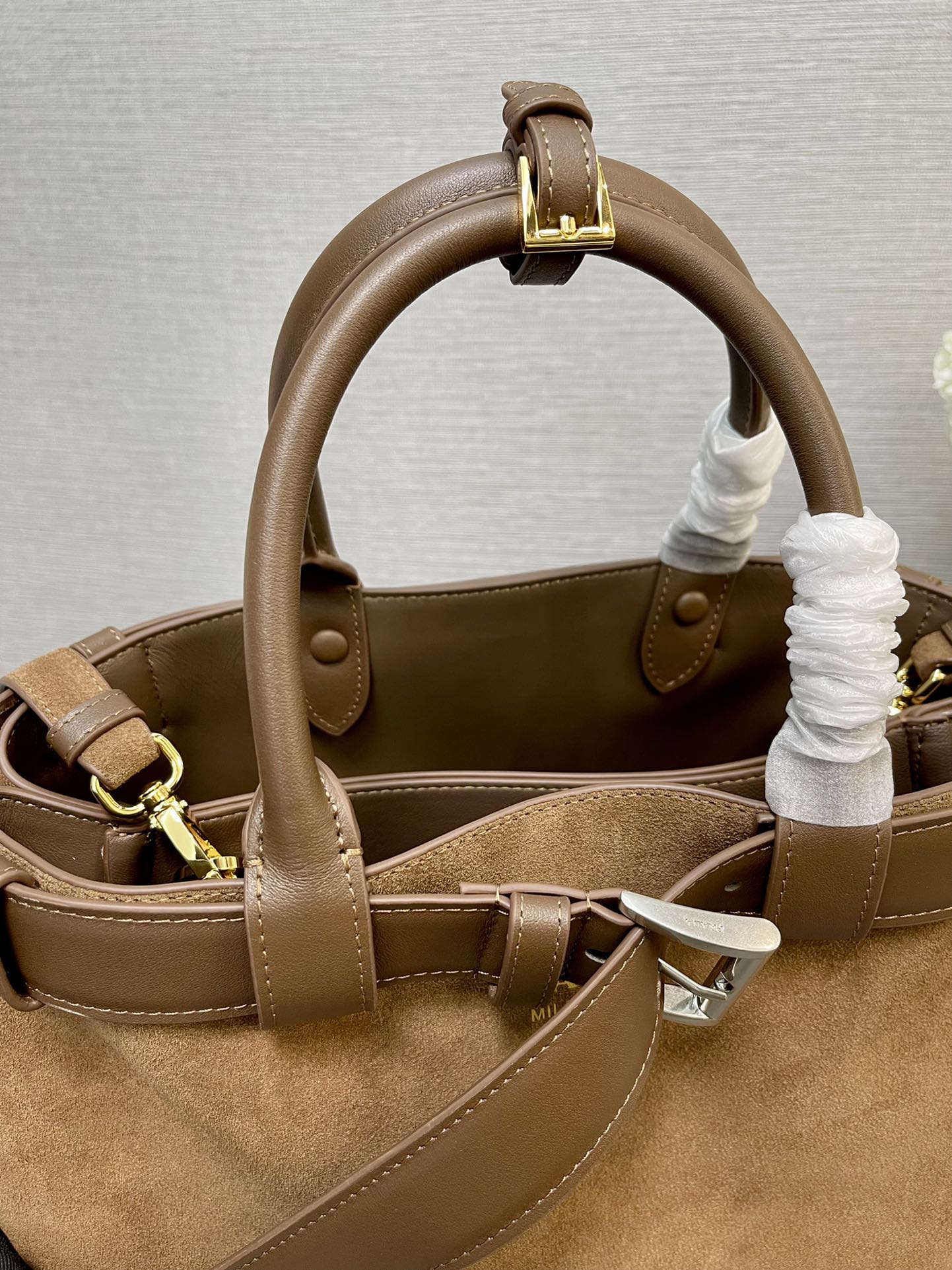 SAC CABAS MOYEN AVEC CEINTURE 35 EN DAIM MARRON ROUGE