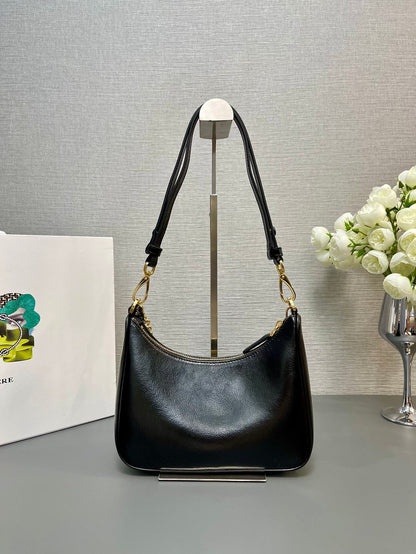SAC HOBO 23 EN CUIR D'AGNEAU NAPPA VERNI NOIR, QUINCAILLERIE DORÉ