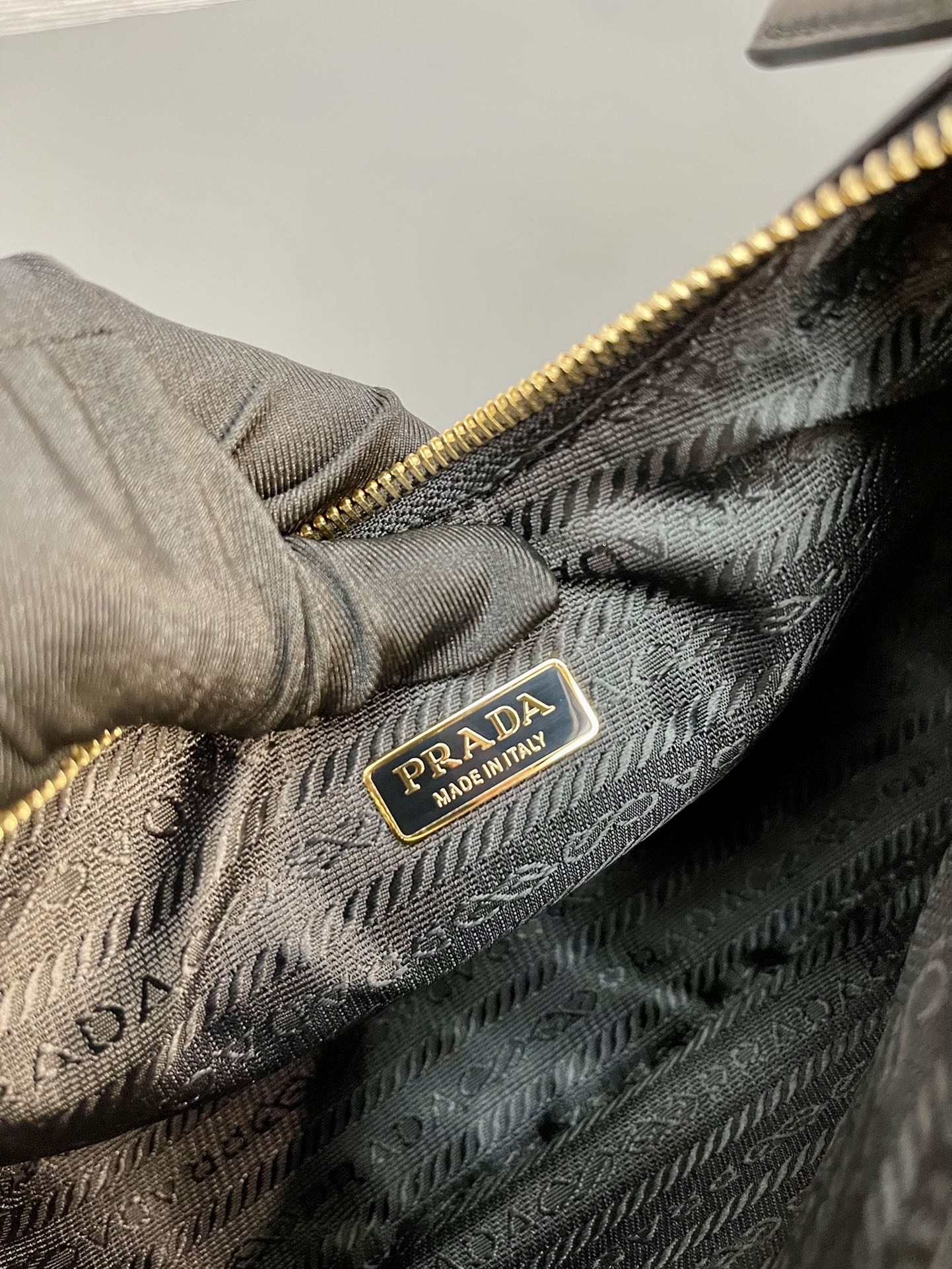 SAC HOBO 23 EN CUIR D'AGNEAU NAPPA VERNI NOIR, QUINCAILLERIE DORÉ