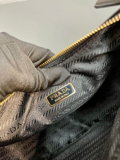 SAC HOBO 23 EN CUIR D'AGNEAU NAPPA VERNI NOIR, QUINCAILLERIE DORÉ
