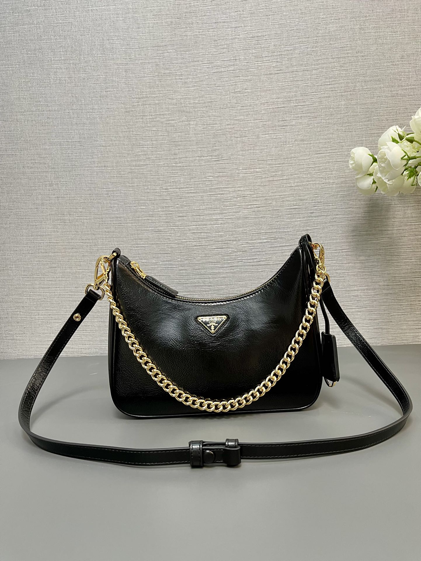 SAC HOBO 23 EN CUIR D'AGNEAU NAPPA VERNI NOIR, QUINCAILLERIE DORÉ