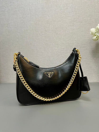 SAC HOBO 23 EN CUIR D'AGNEAU NAPPA VERNI NOIR, QUINCAILLERIE DORÉ