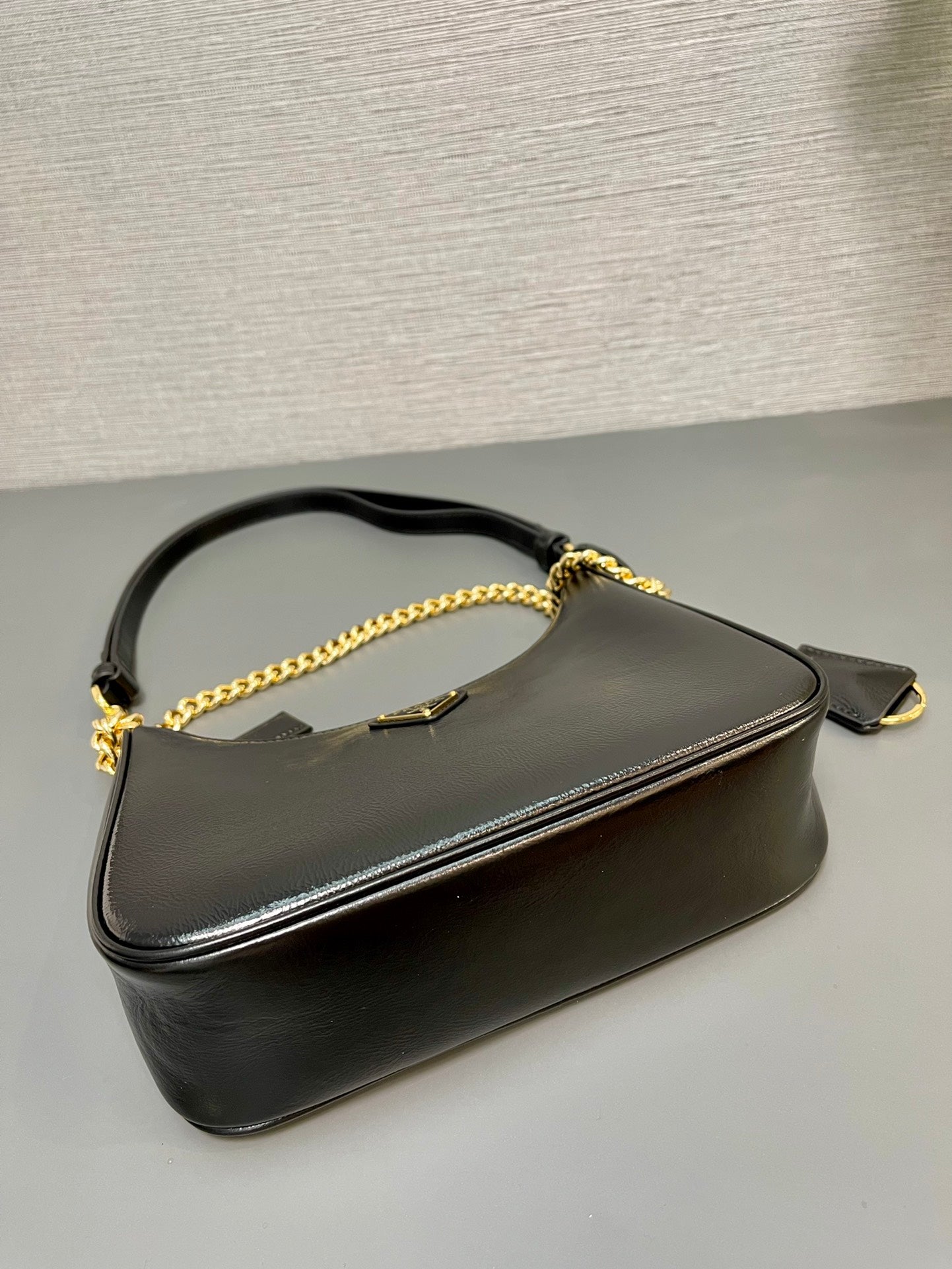 SAC HOBO 23 EN CUIR D'AGNEAU NAPPA VERNI NOIR, QUINCAILLERIE DORÉ