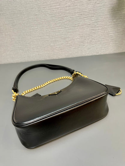 SAC HOBO 23 EN CUIR D'AGNEAU NAPPA VERNI NOIR, QUINCAILLERIE DORÉ
