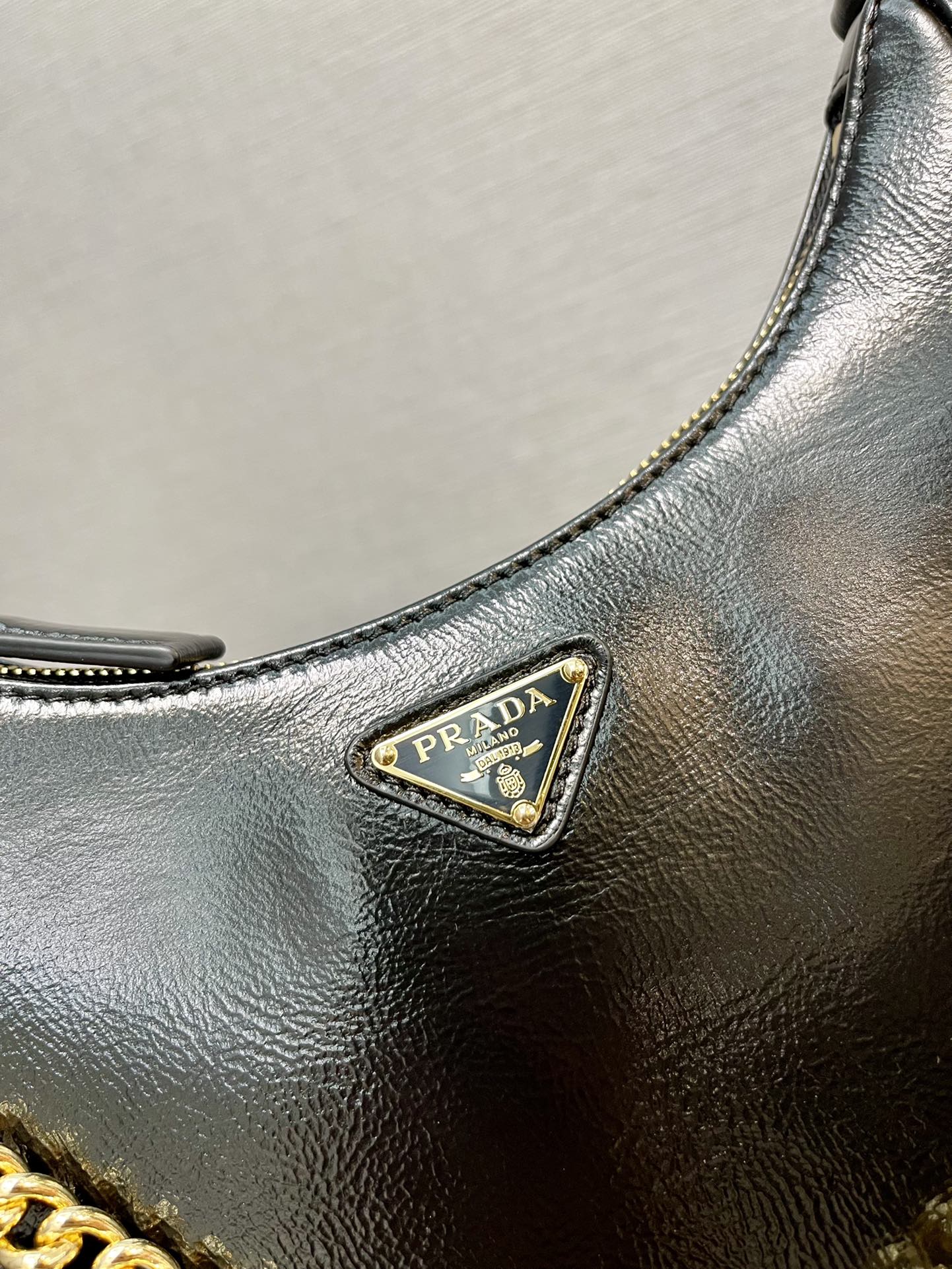SAC HOBO 23 EN CUIR D'AGNEAU NAPPA VERNI NOIR, QUINCAILLERIE DORÉ