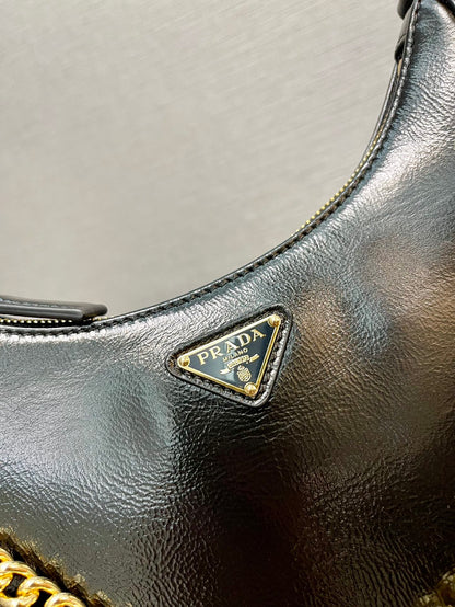 SAC HOBO 23 EN CUIR D'AGNEAU NAPPA VERNI NOIR, QUINCAILLERIE DORÉ