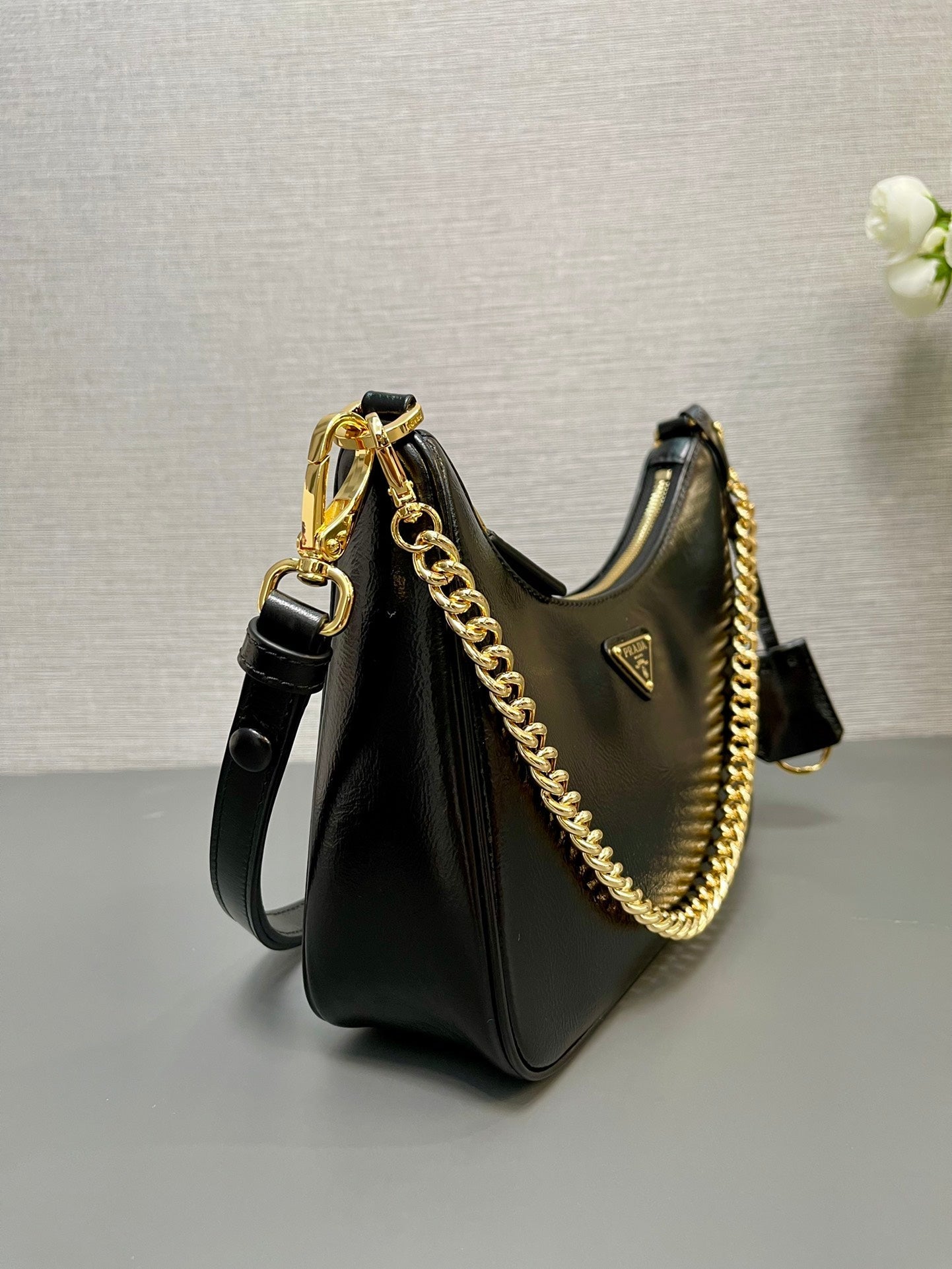 SAC HOBO 23 EN CUIR D'AGNEAU NAPPA VERNI NOIR, QUINCAILLERIE DORÉ