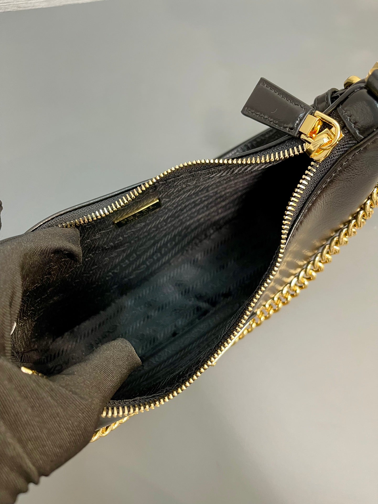 SAC HOBO 23 EN CUIR D'AGNEAU NAPPA VERNI NOIR, QUINCAILLERIE DORÉ